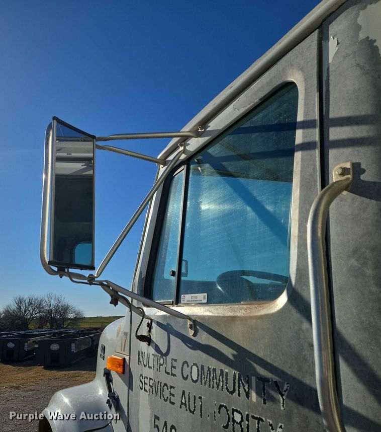 image for item ET1165 1999 International 4900 refuse truck