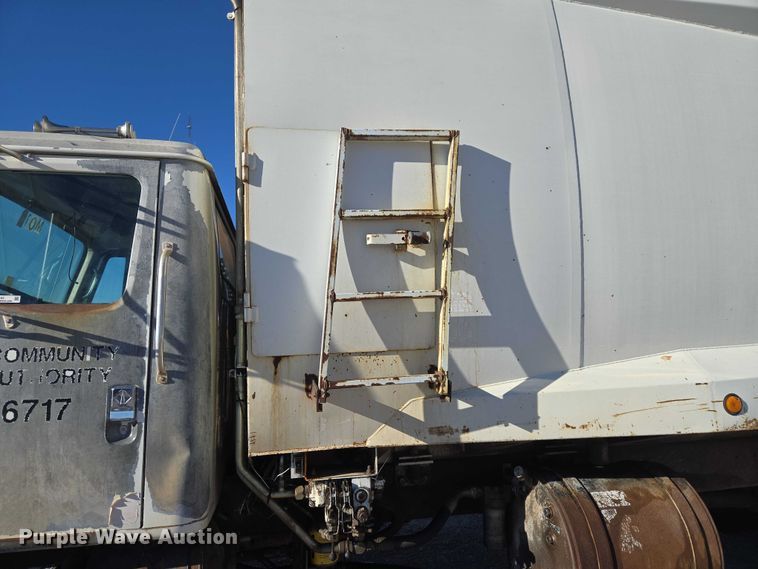 image for item ET1165 1999 International 4900 refuse truck