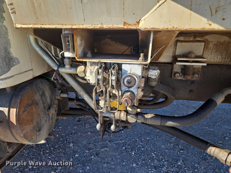 image for item ET1165 1999 International 4900 refuse truck