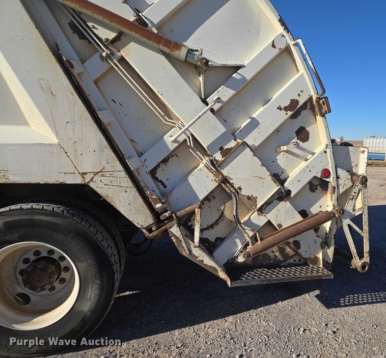 image for item ET1165 1999 International 4900 refuse truck