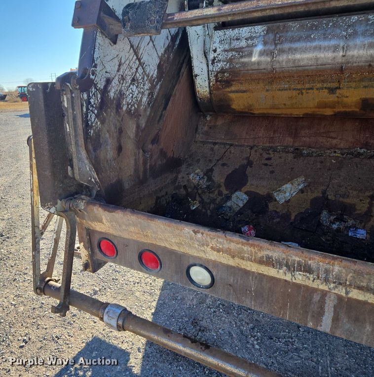 image for item ET1165 1999 International 4900 refuse truck