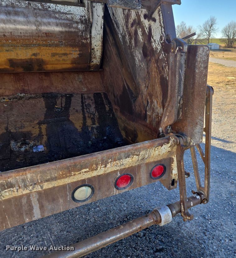 image for item ET1165 1999 International 4900 refuse truck