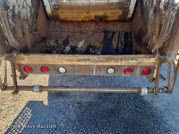 image for item ET1165 1999 International 4900 refuse truck