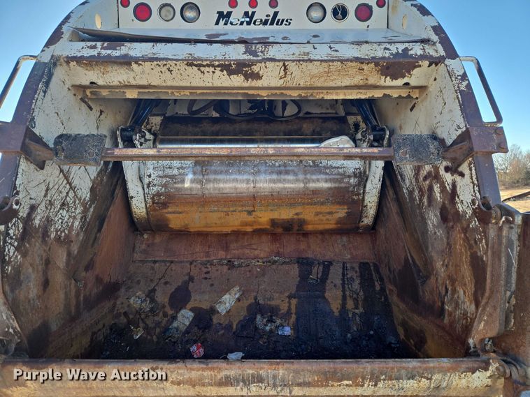 image for item ET1165 1999 International 4900 refuse truck