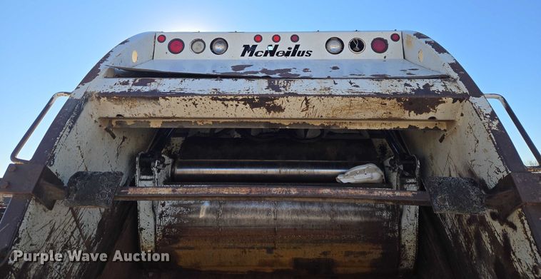 image for item ET1165 1999 International 4900 refuse truck