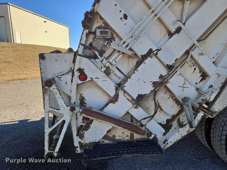 image for item ET1165 1999 International 4900 refuse truck