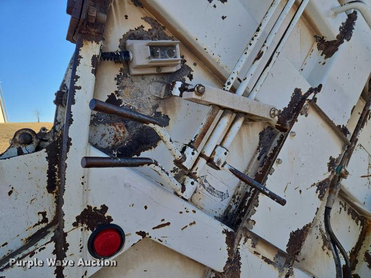 image for item ET1165 1999 International 4900 refuse truck