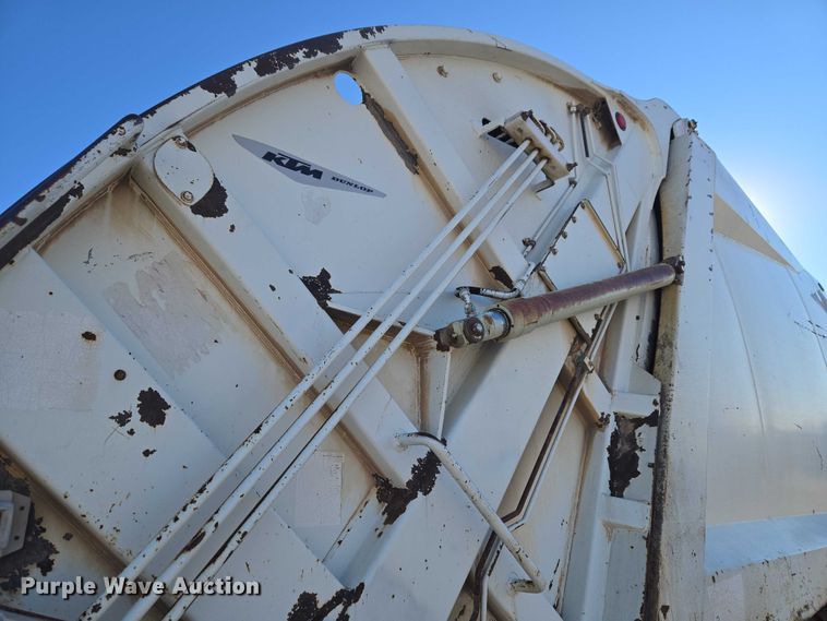 image for item ET1165 1999 International 4900 refuse truck