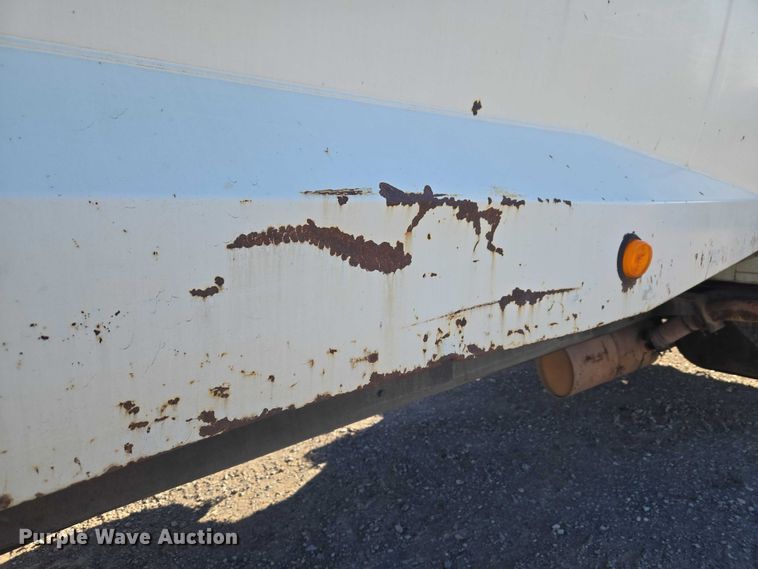 image for item ET1165 1999 International 4900 refuse truck