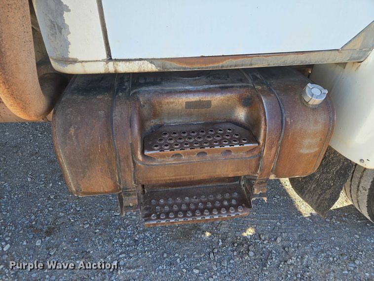 image for item ET1165 1999 International 4900 refuse truck