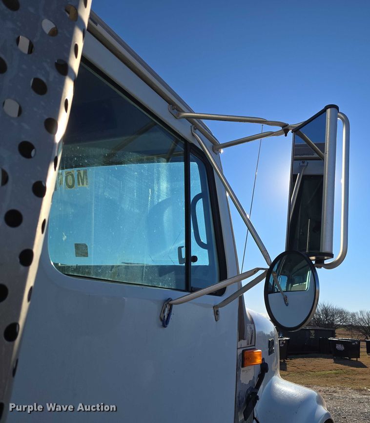 image for item ET1165 1999 International 4900 refuse truck