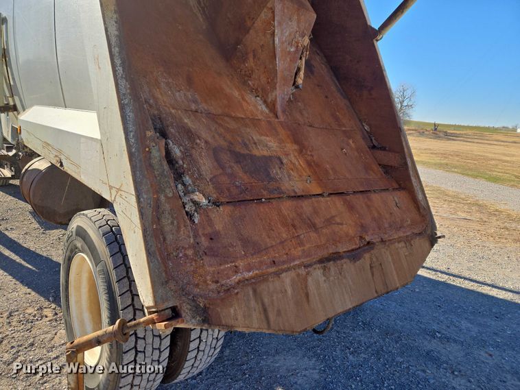 image for item ET1165 1999 International 4900 refuse truck