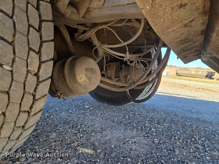 image for item ET1165 1999 International 4900 refuse truck