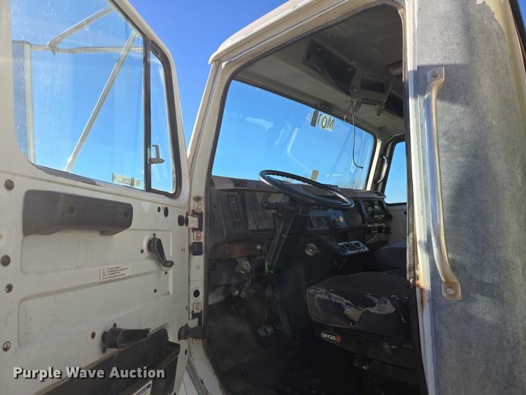 image for item ET1165 1999 International 4900 refuse truck