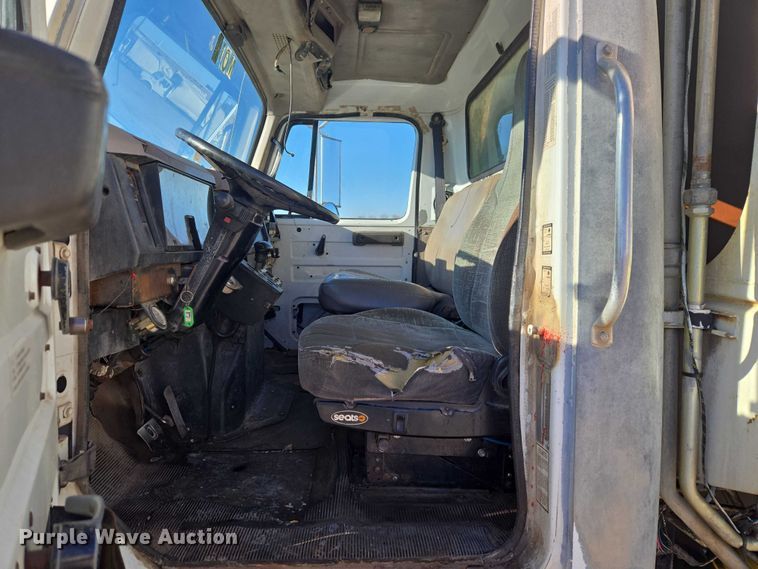 image for item ET1165 1999 International 4900 refuse truck