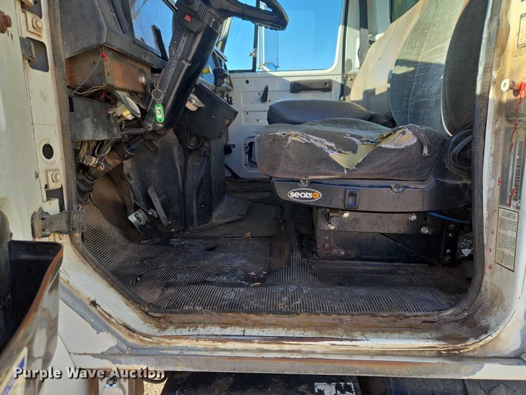 image for item ET1165 1999 International 4900 refuse truck