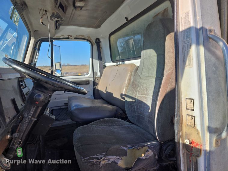 image for item ET1165 1999 International 4900 refuse truck