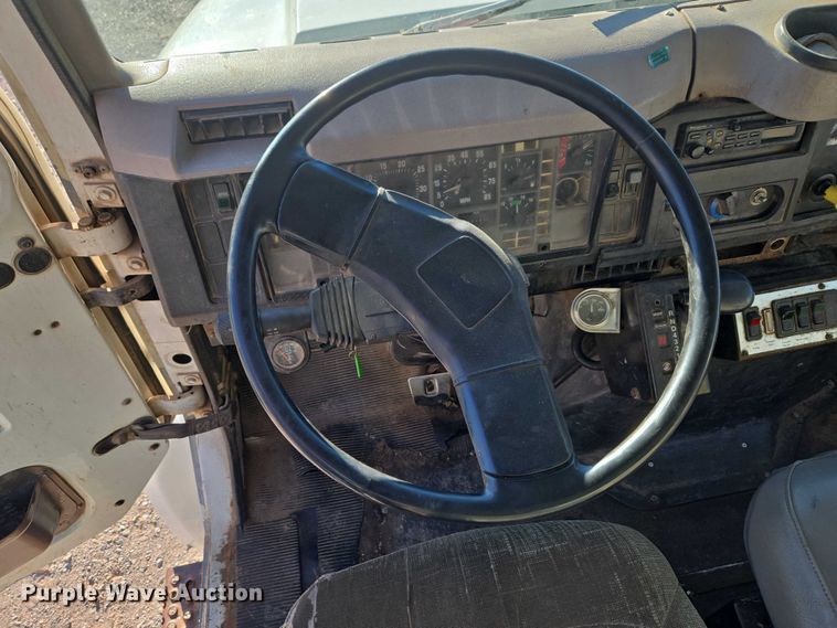 image for item ET1165 1999 International 4900 refuse truck