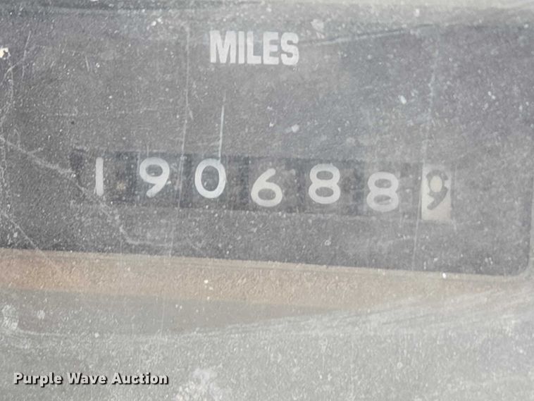 image for item ET1165 1999 International 4900 refuse truck