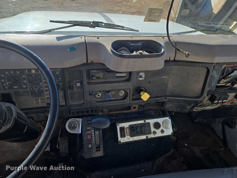 image for item ET1165 1999 International 4900 refuse truck