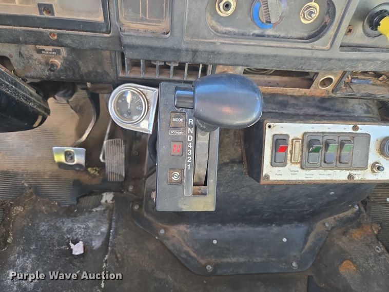 image for item ET1165 1999 International 4900 refuse truck