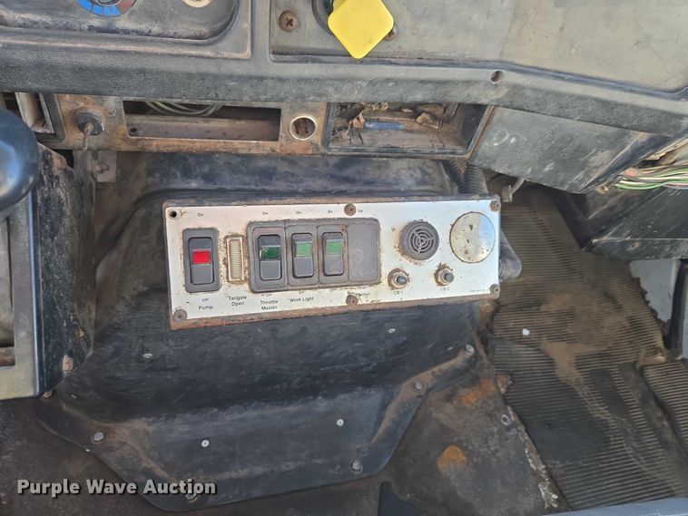 image for item ET1165 1999 International 4900 refuse truck