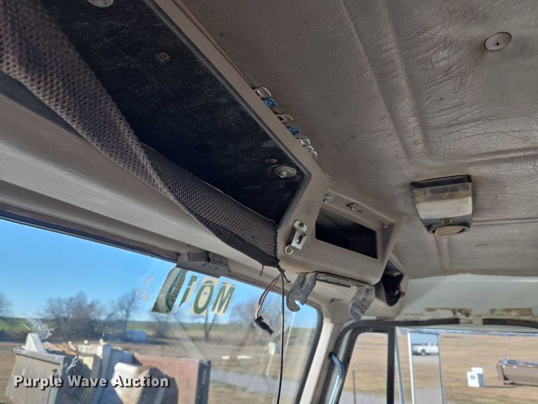 image for item ET1165 1999 International 4900 refuse truck