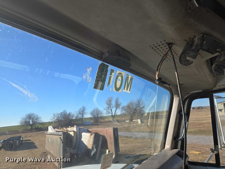 image for item ET1165 1999 International 4900 refuse truck