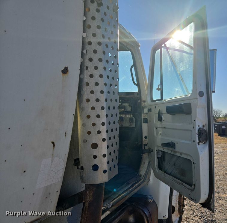 image for item ET1165 1999 International 4900 refuse truck