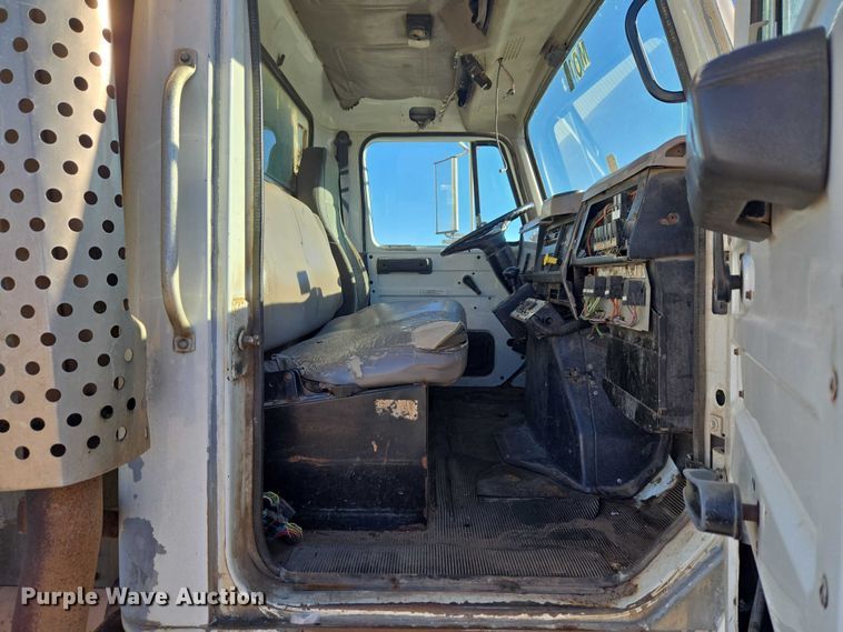 image for item ET1165 1999 International 4900 refuse truck