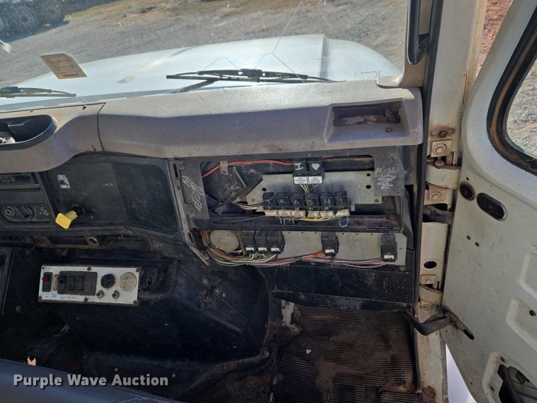 image for item ET1165 1999 International 4900 refuse truck