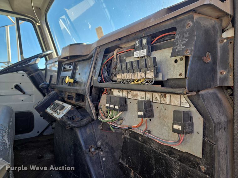 image for item ET1165 1999 International 4900 refuse truck