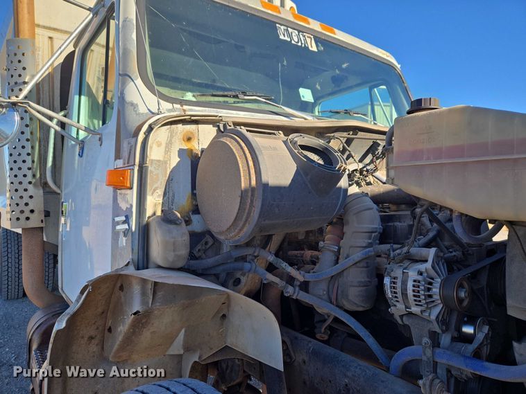 image for item ET1165 1999 International 4900 refuse truck