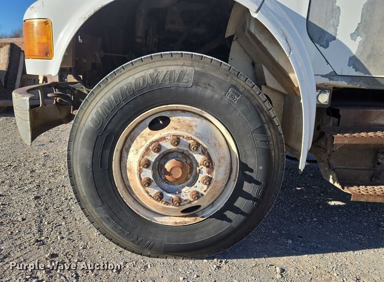 image for item ET1165 1999 International 4900 refuse truck