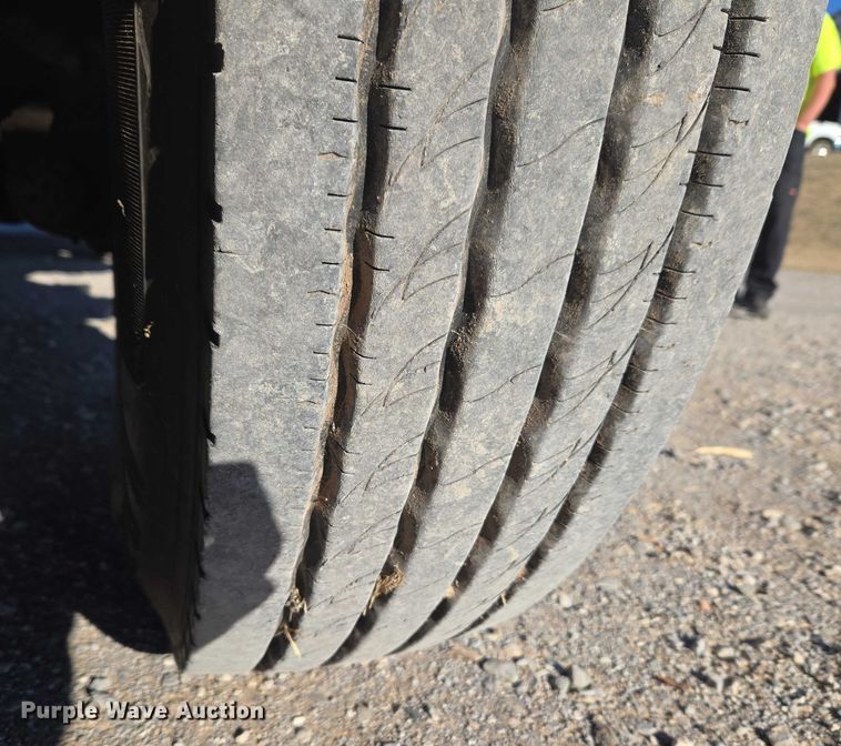 image for item ET1165 1999 International 4900 refuse truck