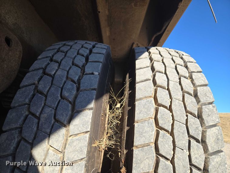 image for item ET1165 1999 International 4900 refuse truck