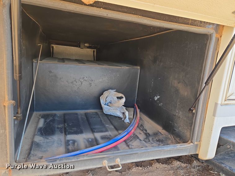 image for item ET1166 2003 Workhorse P32 RV