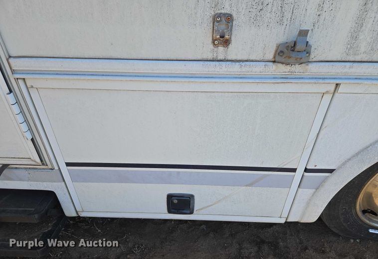 image for item ET1166 2003 Workhorse P32 RV