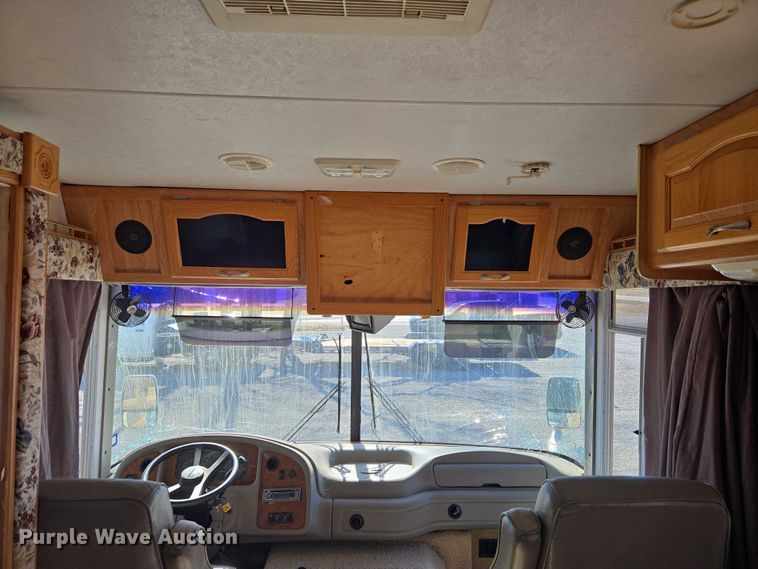 image for item ET1166 2003 Workhorse P32 RV