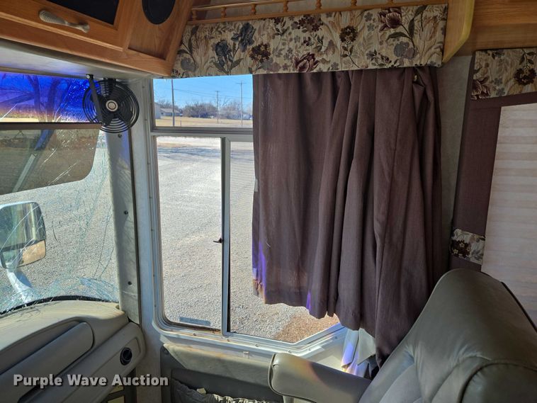 image for item ET1166 2003 Workhorse P32 RV