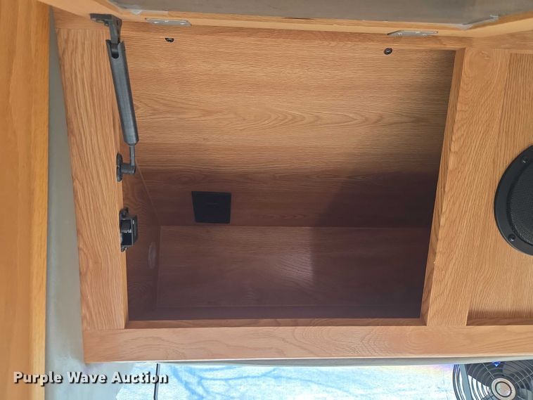 image for item ET1166 2003 Workhorse P32 RV