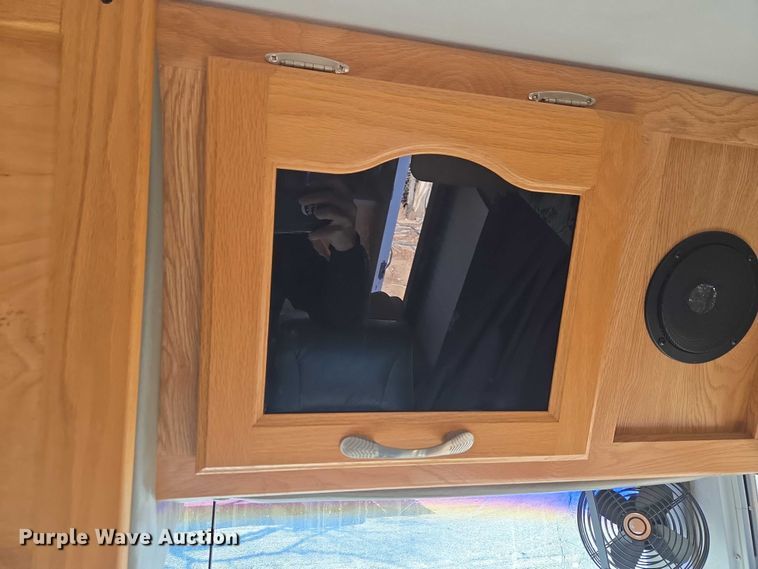 image for item ET1166 2003 Workhorse P32 RV