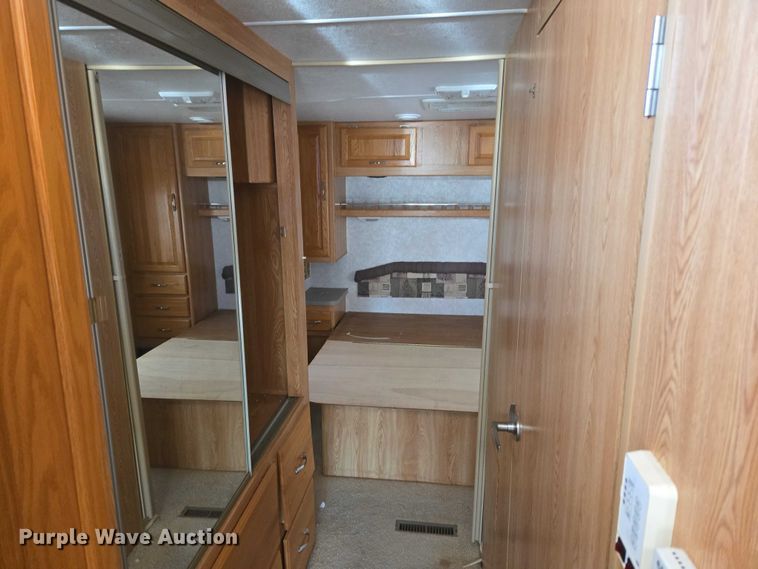 image for item ET1166 2003 Workhorse P32 RV