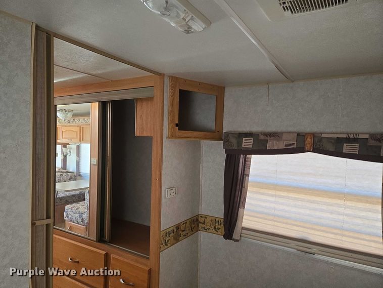 image for item ET1166 2003 Workhorse P32 RV