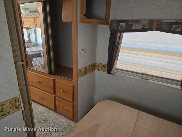 image for item ET1166 2003 Workhorse P32 RV