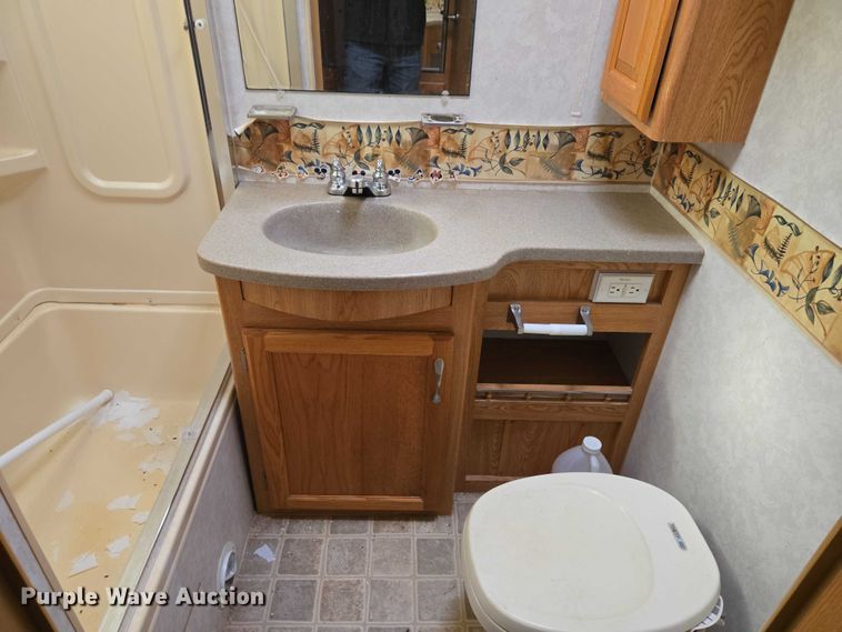 image for item ET1166 2003 Workhorse P32 RV