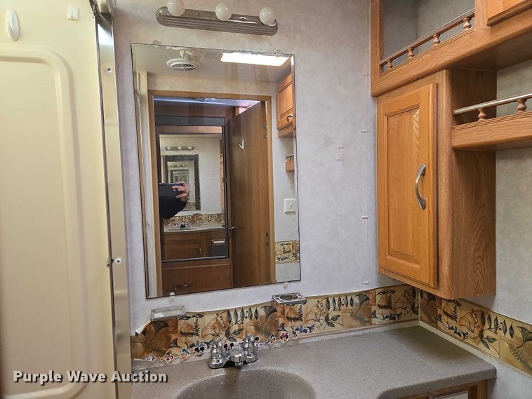 image for item ET1166 2003 Workhorse P32 RV