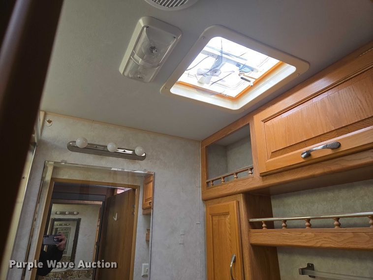 image for item ET1166 2003 Workhorse P32 RV