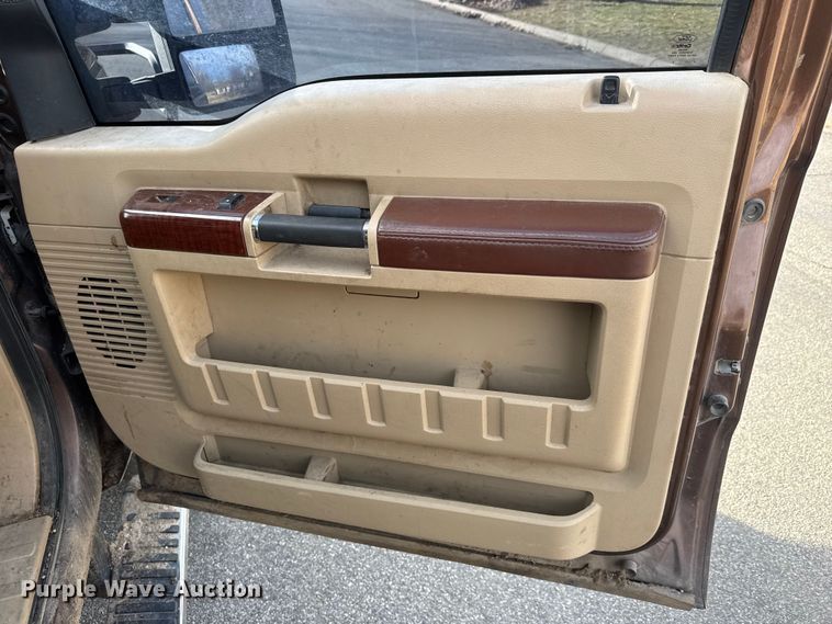 image for item ET4355 2012 Ford F250 Super Duty Crew Cab pickup truck