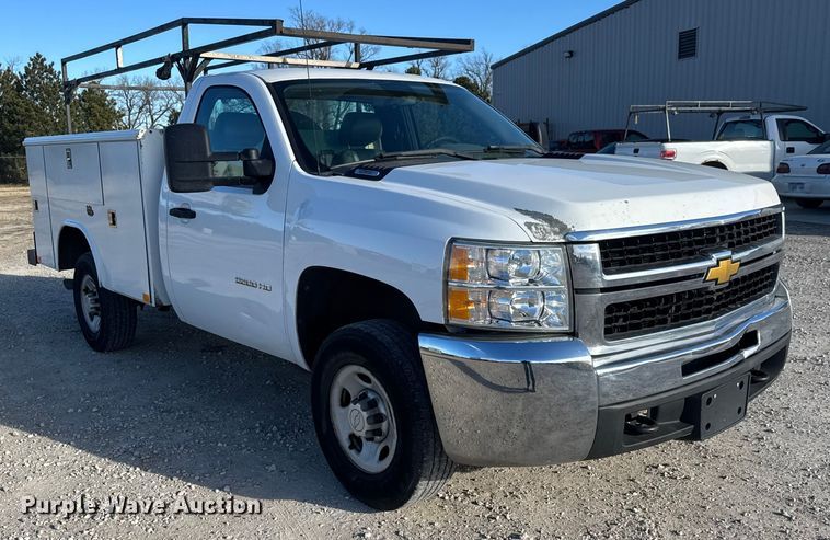 image for item ET4387 2010 Chevrolet Silverado 2500HD utility bed pickup truck